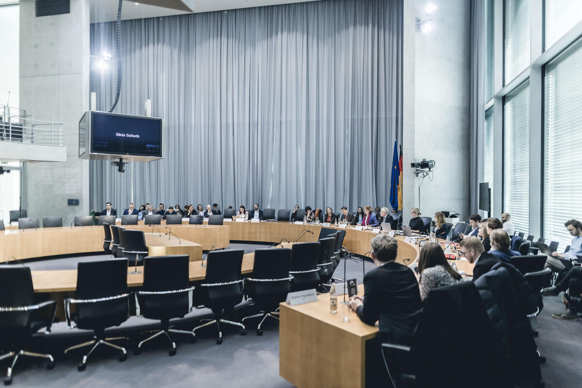 Bundesminister für Gesundheit Prof. Dr. Karl Lauterbach, SPD, MdB, zu Gast im Ausschuss für Digitales. Blick in den Saal. Bundesminister für Gesundheit Prof. Dr. Karl Lauterbach, SPD, MdB, zu Gast im Ausschuss für Digitales. Blick in den Saal.