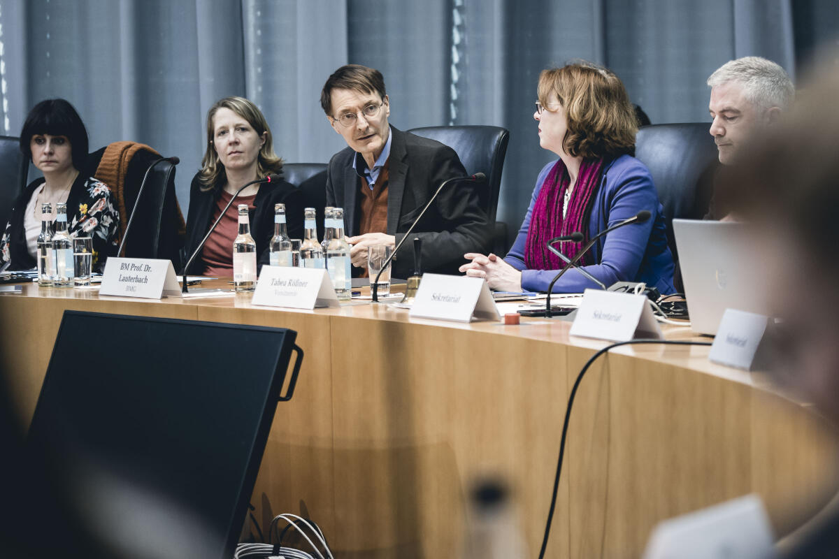 Bundesminister für Gesundheit Prof. Dr. Karl Lauterbach (3vl), SPD, MdB, zu Gast im Ausschuss für Digitales. Lauterbach, Karl Bundesminister für Gesundheit Prof. Dr. Karl Lauterbach (3vl), SPD, MdB, zu Gast im Ausschuss für Digitales.