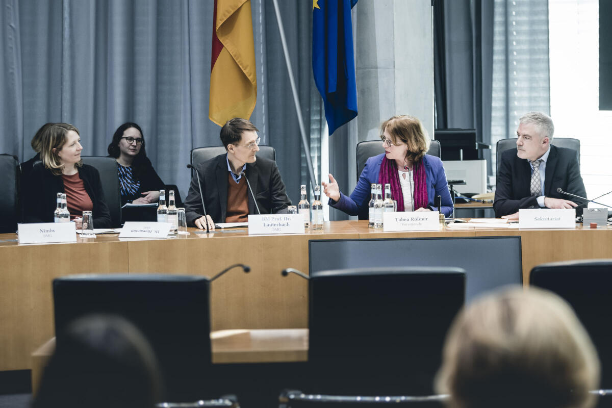 Bundesminister für Gesundheit Prof. Dr. Karl Lauterbach (2vl), SPD, MdB, zu Gast im Ausschuss für Digitales unter Leitung der Vorsitzenden Tabea Rößner (2vr), Bündnis 90/Die Grünen, MdB. Lauterbach, Karl; Rößner, Tabea Bundesminister für Gesundheit Prof. Dr. Karl Lauterbach (2vl), SPD, MdB, zu Gast im Ausschuss für Digitales unter Leitung der Vorsitzenden Tabea Rößner (2vr), Bündnis 90/Die Grünen, MdB.