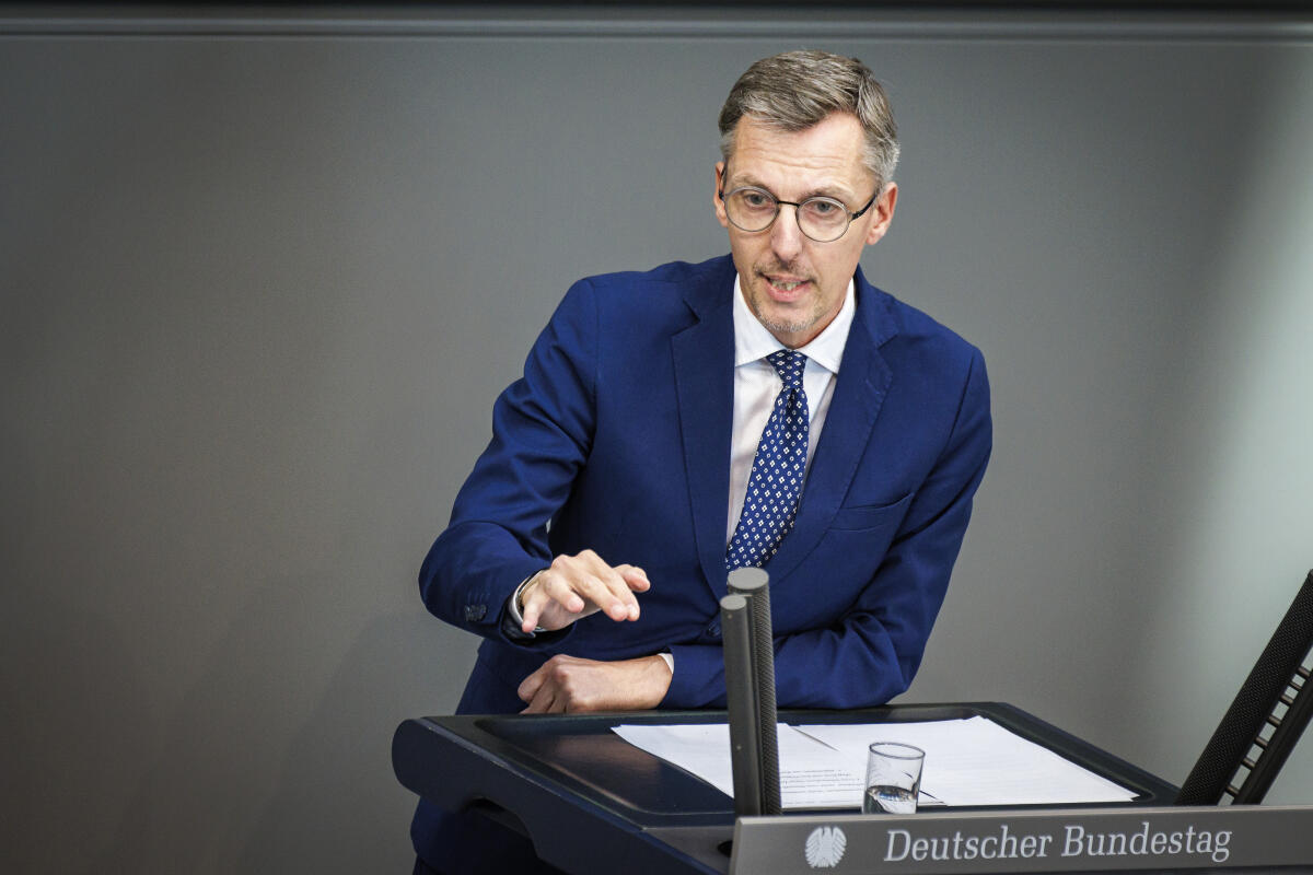 Dr. Lars Castellucci, SPD, MdB, hält eine Rede zu TOP 10 "Gesetz zur Behebung von Fehlanreizen im Asylverfahren" im Plenum. Castellucci, Lars Dr. Lars Castellucci, SPD, MdB, hält eine Rede zu TOP 10 "Gesetz zur Behebung von Fehlanreizen im Asylverfahren" im Plenum.