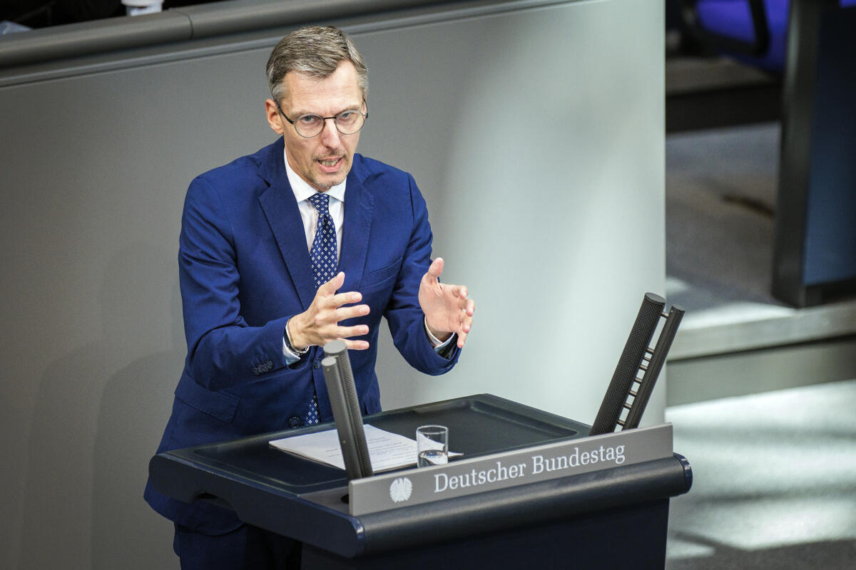 Dr. Lars Castellucci, SPD, MdB, hält eine Rede zu TOP 10 "Gesetz zur Behebung von Fehlanreizen im Asylverfahren" im Plenum. Castellucci, Lars Dr. Lars Castellucci, SPD, MdB, hält eine Rede zu TOP 10 "Gesetz zur Behebung von Fehlanreizen im Asylverfahren" im Plenum.