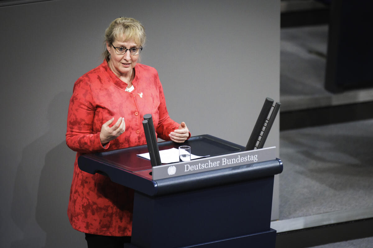 Ina Latendorf, Die Linke., MdB, hält eine Rede zu TOP 16 "Genomische Techniken in der Landwirtschaft" im Plenum. Latendorf, Ina Ina Latendorf, Die Linke., MdB, hält eine Rede zu TOP 16 "Genomische Techniken in der Landwirtschaft" im Plenum.