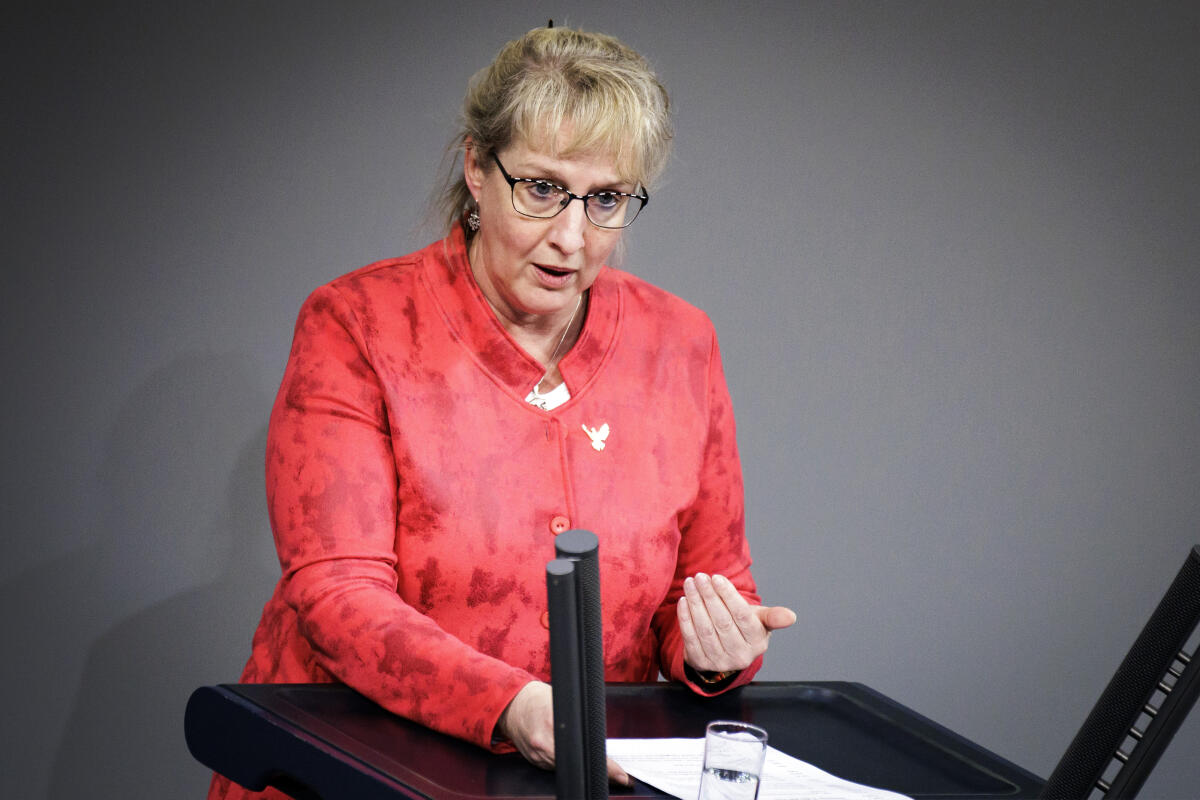 Ina Latendorf, Die Linke., MdB, hält eine Rede zu TOP 16 "Genomische Techniken in der Landwirtschaft" im Plenum. Latendorf, Ina Ina Latendorf, Die Linke., MdB, hält eine Rede zu TOP 16 "Genomische Techniken in der Landwirtschaft" im Plenum.