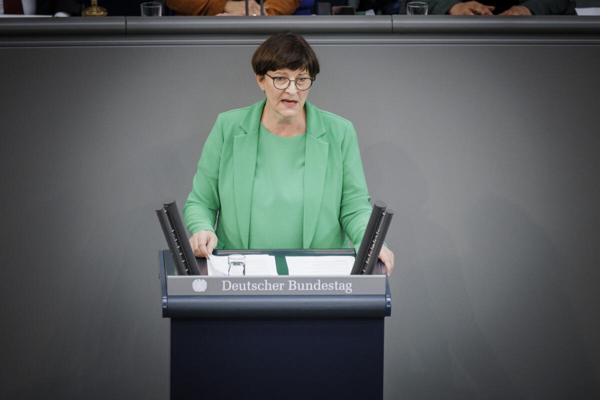 Saskia Esken, SPD, MdB, hält eine Rede zur Vereinbarten Debatte zum Internationalen Frauentag (TOP 23). Esken, Saskia Saskia Esken, SPD, MdB, hält eine Rede zur Vereinbarten Debatte zum Internationalen Frauentag (TOP 23).
