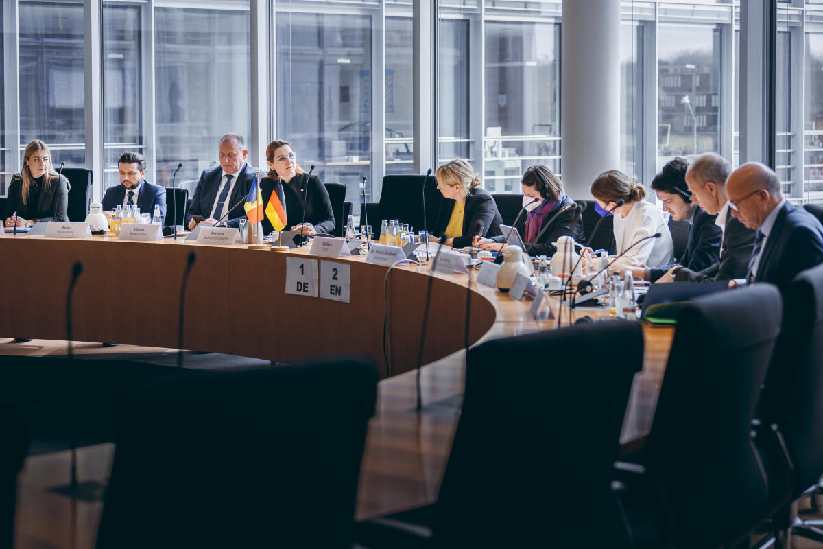 Die Innenministerin der Republik Moldau, Ana Revenco, ist zu Gast im Verteidigungsausschuss. Blick in den Saal. Die Innenministerin der Republik Moldau, Ana Revenco, ist zu Gast im Verteidigungsausschuss. Blick in den Saal.