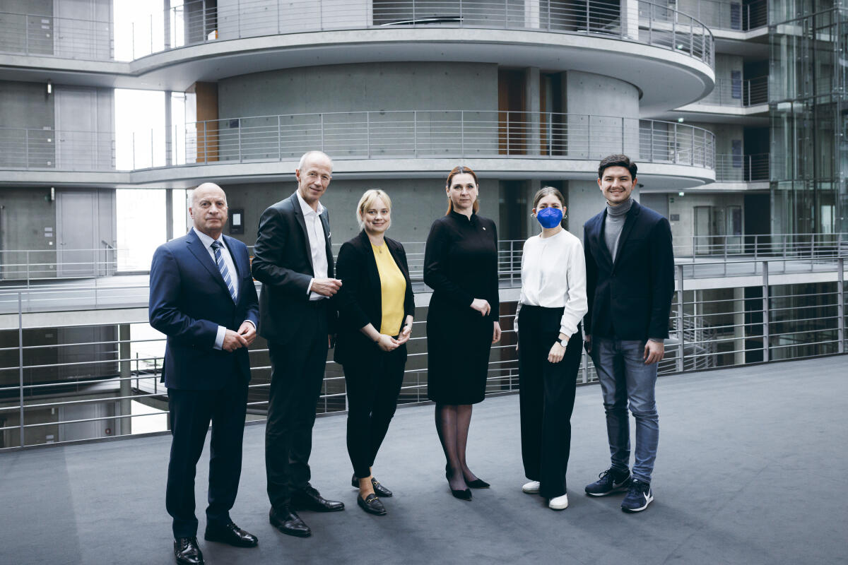 Die Innenministerin der Republik Moldau, Ana Revenco, ist zu Gast im Verteidigungsausschuss. Gruppenfoto (vlnr): Rüdiger Lucassen, AfD, MdB; Armin Schwarz, CDU/CSU, MdB; Marja-Liisa Völlers, SPD, MdB; Ana Revenco; Merle Spellerberg, Bündnis 90/Die Grünen, MdB; Nils Gründer, FDP, MdB. Schwarz, Armin; Spellerberg, Merle; Lucassen, Rüdiger; Völlers, Marja-Liisa; Gründer, Nils Die Innenministerin der Republik Moldau, Ana Revenco, ist zu Gast im Verteidigungsausschuss. Gruppenfoto (vlnr): Rüdiger Lucassen, AfD, MdB; Armin Schwarz, CDU/CSU, MdB; Marja-Liisa Völlers, SPD, MdB; Ana Revenco; Merle Spellerberg, Bündnis 90/Die Grünen, MdB; Nils Gründer, FDP, MdB.
