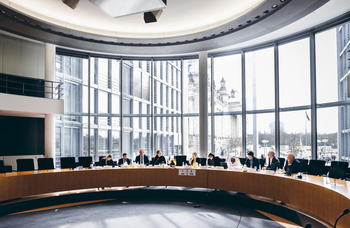Die Innenministerin der Republik Moldau, Ana Revenco, ist zu Gast im Verteidigungsausschuss. Blick in den Saal. Die Innenministerin der Republik Moldau, Ana Revenco, ist zu Gast im Verteidigungsausschuss. Blick in den Saal.