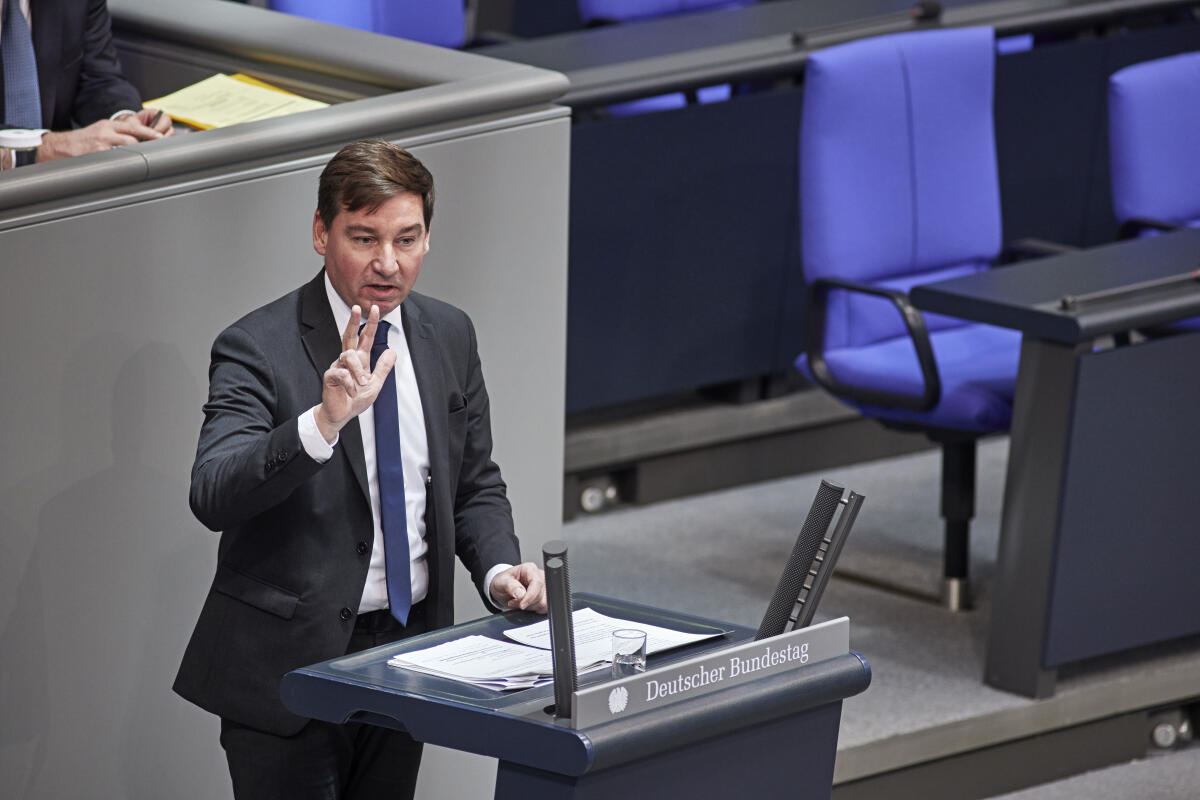 Sebastian Hartmann, SPD, MdB, bei seiner Rede am Rednerpult im Plenarsaal des Deutschen Bundestages im Reichstagsgebäude während der Debatte zur Änderung des Bundeswahlgesetzes. Hartmann, Sebastian Sebastian Hartmann, SPD, MdB, bei seiner Rede am Rednerpult im Plenarsaal des Deutschen Bundestages im Reichstagsgebäude während der Debatte zur Änderung des Bundeswahlgesetzes.
