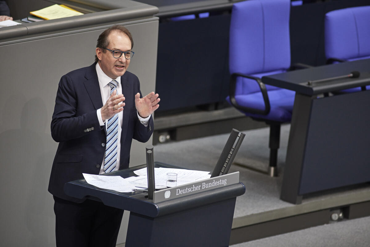 Alexander Dobrindt, CDU/CSU, MdB, bei seiner Rede am Rednerpult im Plenarsaal des Deutschen Bundestages im Reichstagsgebäude während der Debatte zur Änderung des Bundeswahlgesetzes. Dobrindt, Alexander Alexander Dobrindt, CDU/CSU, MdB, bei seiner Rede am Rednerpult im Plenarsaal des Deutschen Bundestages im Reichstagsgebäude während der Debatte zur Änderung des Bundeswahlgesetzes.