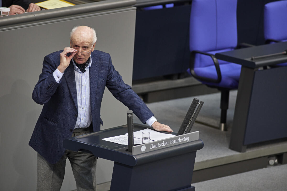Albrecht Glaser, AfD, MdB, bei seiner Rede am Rednerpult im Plenarsaal des Deutschen Bundestages im Reichstagsgebäude während der Debatte zur Änderung des Bundeswahlgesetzes. Glaser, Albrecht Albrecht Glaser, AfD, MdB, bei seiner Rede am Rednerpult im Plenarsaal des Deutschen Bundestages im Reichstagsgebäude während der Debatte zur Änderung des Bundeswahlgesetzes.