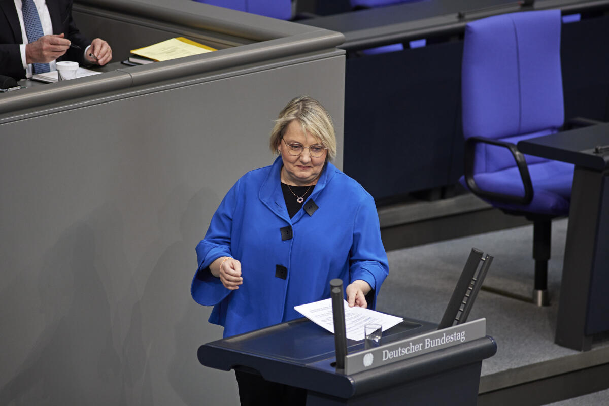 Katja Mast, SPD, MdB, gibt eine persönliche Erklärung ab während der Debatte zur Änderung des Bundeswahlgesetzes am Rednerpult im Plenarsaal des Deutschen Bundestages im Reichstagsgebäude. Mast, Katja Katja Mast, SPD, MdB, gibt eine persönliche Erklärung ab während der Debatte zur Änderung des Bundeswahlgesetzes am Rednerpult im Plenarsaal des Deutschen Bundestages im Reichstagsgebäude.