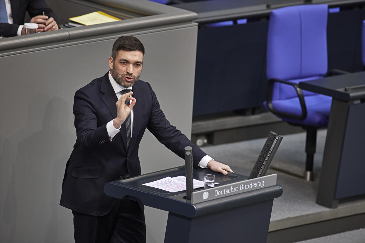 Kuhle, Konstantin Konstantin Kuhle, FDP, MdB, bei seiner Rede am Rednerpult während der Debatte zur Änderung des Bundeswahlgesetzes im Plenarsaal des Deutschen Bundestages im Reichstagsgebäude. 
