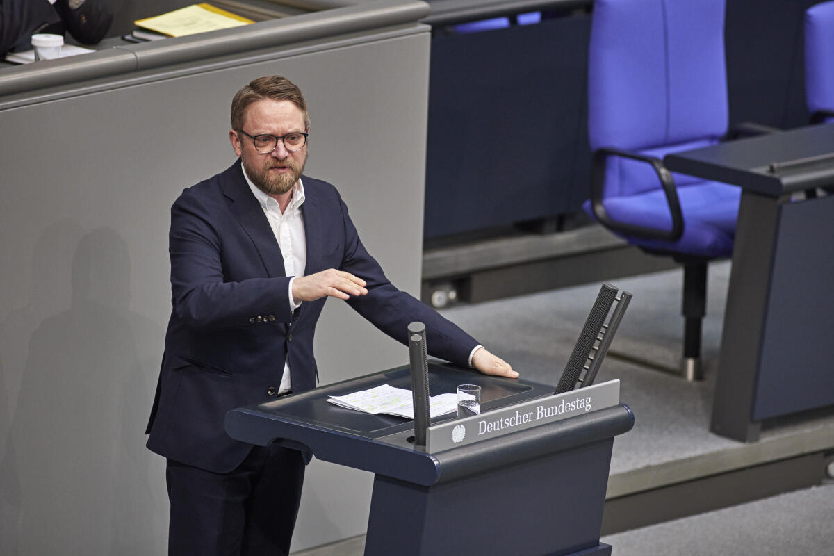 Jan Korte, Die Linke, MdB, bei seiner Rede am Rednerpult während der Debatte zur Änderung des Bundeswahlgesetzes im Plenarsaal des Deutschen Bundestages im Reichstagsgebäude. Korte, Jan Jan Korte, Die Linke, MdB, bei seiner Rede am Rednerpult während der Debatte zur Änderung des Bundeswahlgesetzes im Plenarsaal des Deutschen Bundestages im Reichstagsgebäude.