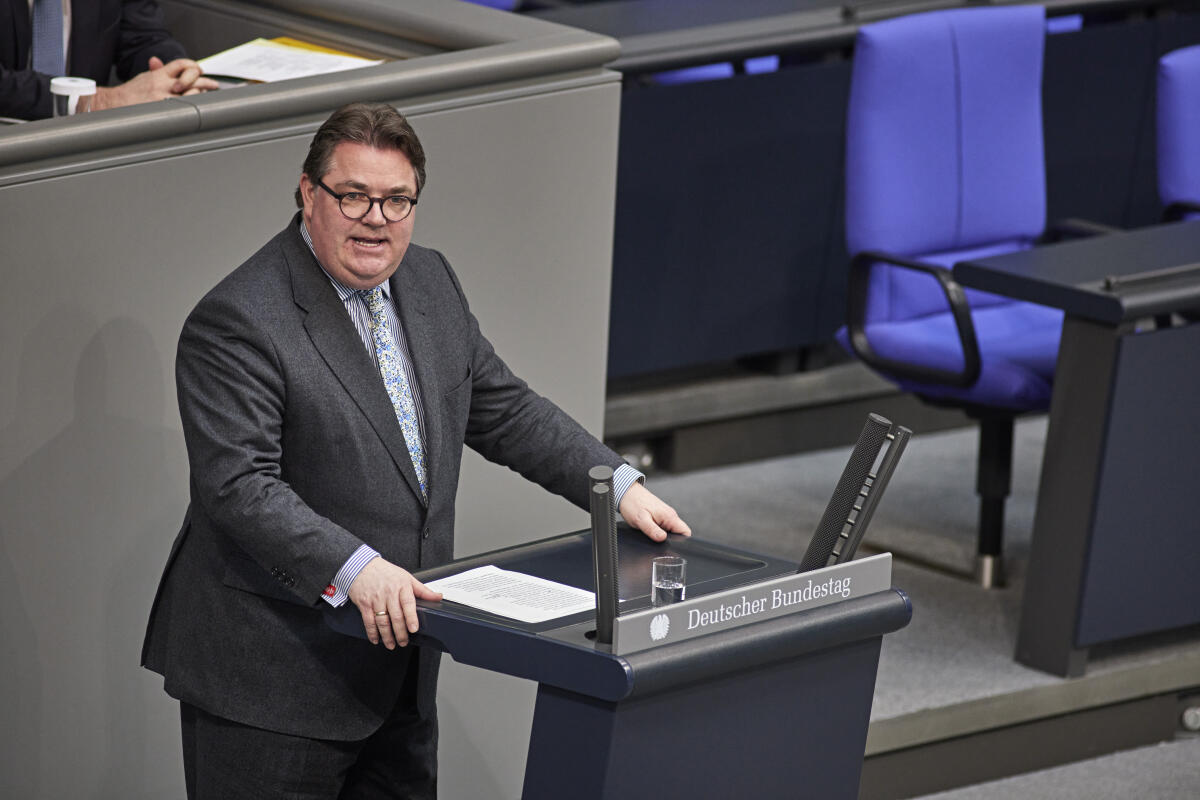 Heveling, Ansgar Ansgar Heveling, CDU/CSU, MdB, bei seiner Rede während der Debatte zur Änderung des Bundeswahlgesetzes am Rednerpult im Plenarsaal des Deutschen Bundestages im Reichstagsgebäude. 