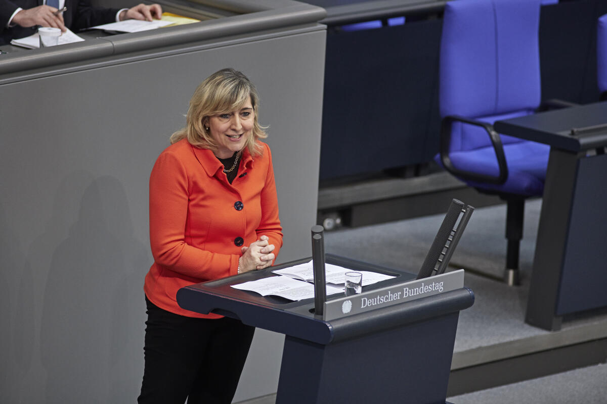 Nina Warken, CDU/CSU, MdB, bei ihrer Rede während der Debatte zur Änderung des Bundeswahlgesetzes am Rednerpult im Plenarsaal des Deutschen Bundestages im Reichstagsgebäude. Warken, Nina Nina Warken, CDU/CSU, MdB, bei ihrer Rede während der Debatte zur Änderung des Bundeswahlgesetzes am Rednerpult im Plenarsaal des Deutschen Bundestages im Reichstagsgebäude.