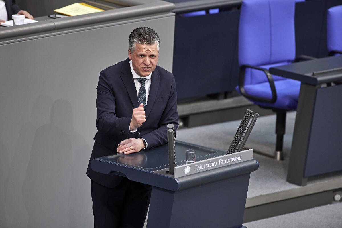 Thorsten Frei, CDU/CSU, MdB, bei seiner Rede während der Debatte zur Änderung des Bundeswahlgesetzes am Rednerpult im Plenarsaal des Deutschen Bundestages im Reichstagsgebäude. Frei, Thorsten Thorsten Frei, CDU/CSU, MdB, bei seiner Rede während der Debatte zur Änderung des Bundeswahlgesetzes am Rednerpult im Plenarsaal des Deutschen Bundestages im Reichstagsgebäude.