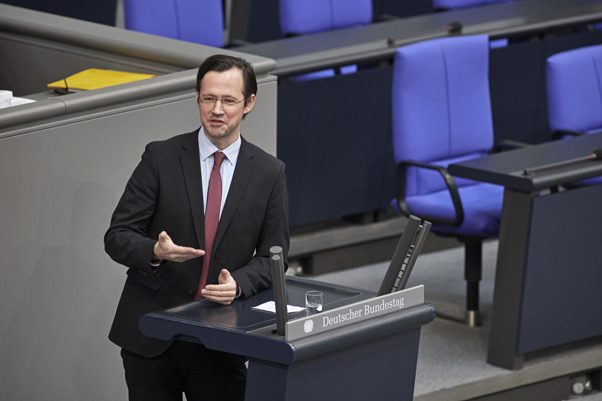 Dirk Wiese, SPD, MdB, bei seiner Rede während der Debatte zur Änderung des Bundeswahlgesetzes im Plenarsaal des Deutschen Bundestages im Reichstagsgebäude. Wiese, Dirk Dirk Wiese, SPD, MdB, bei seiner Rede während der Debatte zur Änderung des Bundeswahlgesetzes im Plenarsaal des Deutschen Bundestages im Reichstagsgebäude.