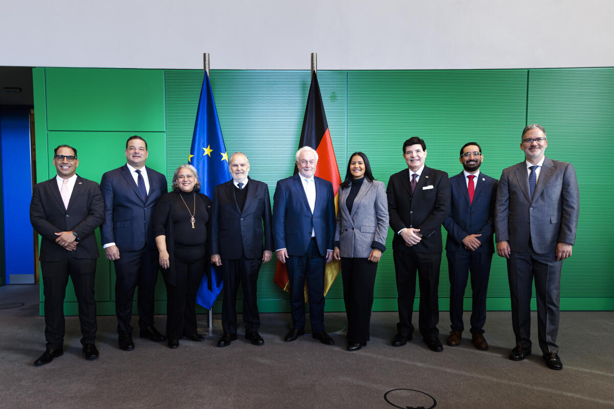 Bundestagsvizepräsident Wolfgang Kubicki, FDP, MdB, empfängt eine Delegation aus der Dominikanischen Republik zum Gespräch. Gruppenbild (vlnr): Christian Garrido Cruz; Armando Paíno Hernriquez; Vizeministerin im Ministerium für Umwelt und natürliche Ressourcen, Indhira De Jesús; Minister für Umwelt und natürliche Ressourcen, Miguel Ceara Hatton; Bundestagsvizepräsident Wolfgang Kubicki, FDP, MdB; Vizepräsidentin der Abgeordnetenkammer, Olfanny Méndez Matos; Julio Virgilio Brache; Mitglied der Kommission für Umwelt und natürliche Ressourcen im Kongress, José Horacio Rodríguez Grullón; Mario Pujols Ortiz. Kubicki, Wolfgang Bundestagsvizepräsident Wolfgang Kubicki, FDP, MdB, empfängt eine Delegation aus der Dominikanischen Republik zum Gespräch. Gruppenbild (vlnr): Christian Garrido Cruz; Armando Paíno Hernriquez; Vizeministerin im Ministerium für Umwelt und natürliche Ressourcen, Indhira De Jesús; Minister für Umwelt und natürliche Ressourcen, Miguel Ceara Hatton; Bundestagsvizepräsident Wolfgang Kubicki, FDP, MdB; Vizepräsidentin der Abgeordnetenkammer, Olfanny Méndez Matos; Julio Virgilio Brache; Mitglied der Kommission für Umwelt und natürliche Ressourcen im Kongress, José Horacio Rodríguez Grullón; Mario Pujols Ortiz.