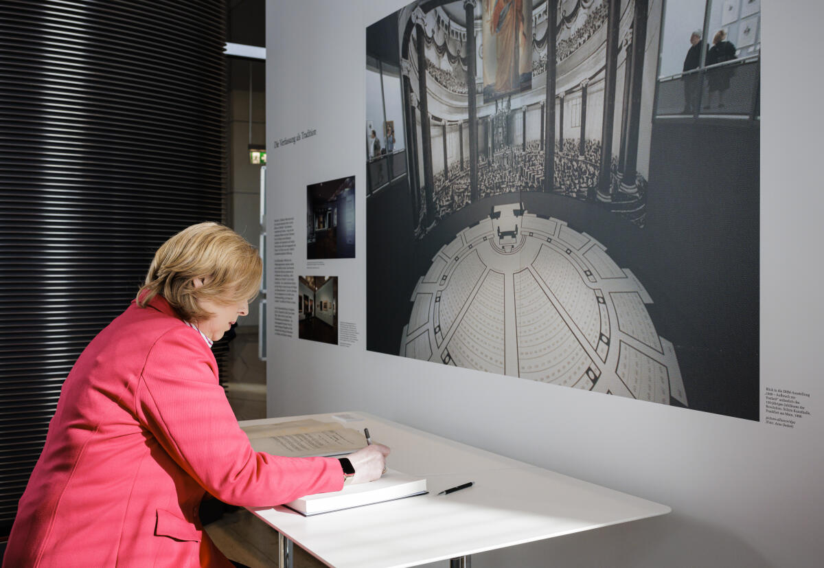 Bundestagspräsidentin Bärbel Bas, SPD, MdB, eröffnet die Ausstellung "Odyssee einer Urkunde - Die Paulskirchenverfassung von 1849“. Hier beim Eintrag in das Gästebuch zur Ausstellung. Bas, Bärbel Bundestagspräsidentin Bärbel Bas, SPD, MdB, eröffnet die Ausstellung "Odyssee einer Urkunde - Die Paulskirchenverfassung von 1849“. Hier beim Eintrag in das Gästebuch zur Ausstellung.