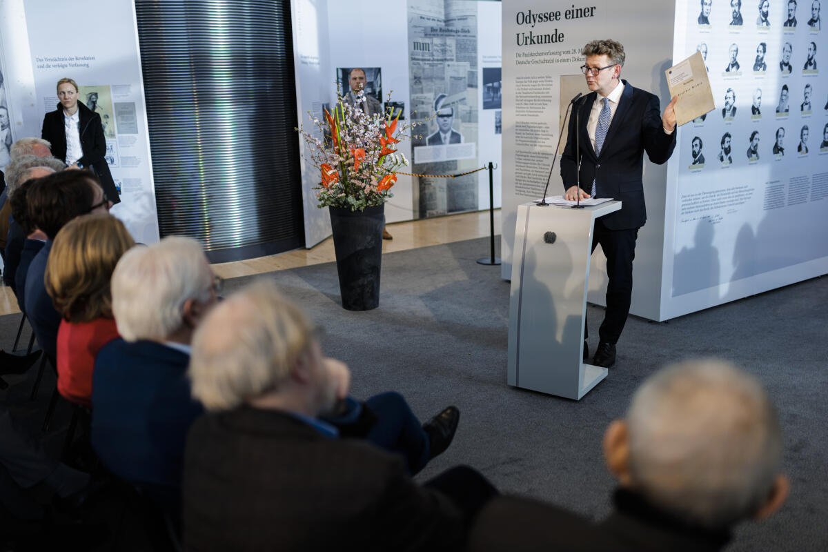 Bundestagspräsidentin Bärbel Bas, SPD, MdB, eröffnet die Ausstellung "Odyssee einer Urkunde - Die Paulskirchenverfassung von 1849“. Hier der Fachbereichsleiter WD 1 "Geschichte, Zeitgeschichte und Politik", Ministerialrat Dr. Hilmar Sack (im Bild) bei der Einführung in die Ausstellung. Bundestagspräsidentin Bärbel Bas, SPD, MdB, eröffnet die Ausstellung "Odyssee einer Urkunde - Die Paulskirchenverfassung von 1849“. Hier der Fachbereichsleiter WD 1 "Geschichte, Zeitgeschichte und Politik", Ministerialrat Dr. Hilmar Sack (im Bild) bei der Einführung in die Ausstellung.