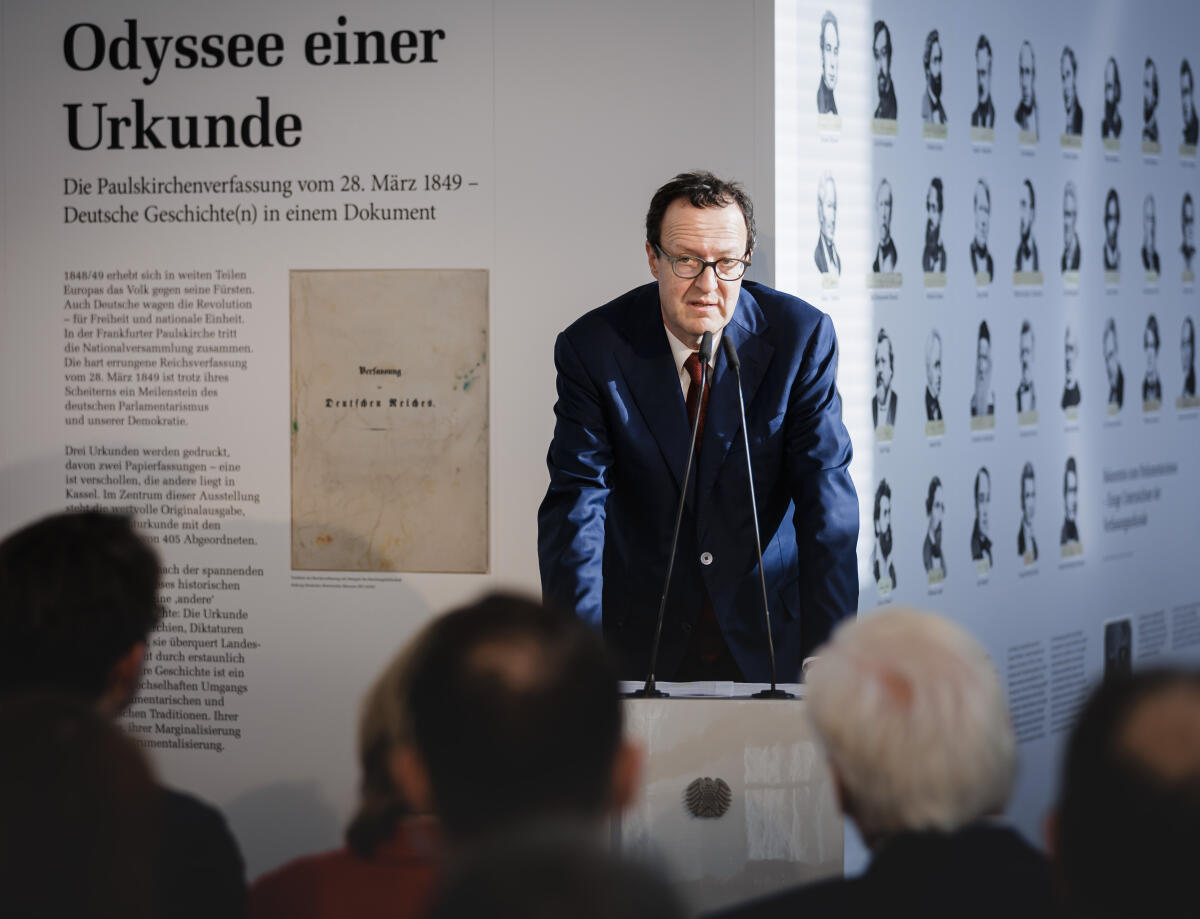 Bundestagspräsidentin Bärbel Bas, SPD, MdB, eröffnet die Ausstellung "Odyssee einer Urkunde - Die Paulskirchenverfassung von 1849“. Hier Prof. Dr. Martin Raphael Gross, Präsident Stiftung Deutsches Historisches Museum, beim Grußwort. Bundestagspräsidentin Bärbel Bas, SPD, MdB, eröffnet die Ausstellung "Odyssee einer Urkunde - Die Paulskirchenverfassung von 1849“. Hier Prof. Dr. Martin Raphael Gross, Präsident Stiftung Deutsches Historisches Museum, beim Grußwort.