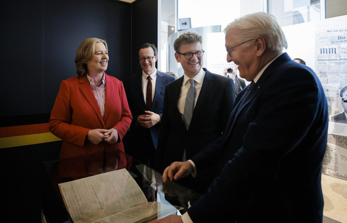 Bundestagspräsidentin Bärbel Bas, SPD, MdB, eröffnet die Ausstellung "Odyssee einer Urkunde - Die Paulskirchenverfassung von 1849“. Hier (vlnr) Bundestagspräsidentin Bärbel Bas, SPD, MdB, Prof. Dr. Martin Raphael Gross, Präsident Stiftung Deutsches Historisches Museum, Ministerialrat Dr. Hilmar Sack, Fachbereichsleiter WD 1 "Geschichte, Zeitgeschichte und Politik", und Bundespräsident Frank-Walter Steinmeier vor dem Original der Verfassungsurkunde. Bas, Bärbel; Steinmeier, Frank-Walter Bundestagspräsidentin Bärbel Bas, SPD, MdB, eröffnet die Ausstellung "Odyssee einer Urkunde - Die Paulskirchenverfassung von 1849“. Hier (vlnr) Bundestagspräsidentin Bärbel Bas, SPD, MdB, Prof. Dr. Martin Raphael Gross, Präsident Stiftung Deutsches Historisches Museum, Ministerialrat Dr. Hilmar Sack, Fachbereichsleiter WD 1 "Geschichte, Zeitgeschichte und Politik", und Bundespräsident Frank-Walter Steinmeier vor dem Original der Verfassungsurkunde.