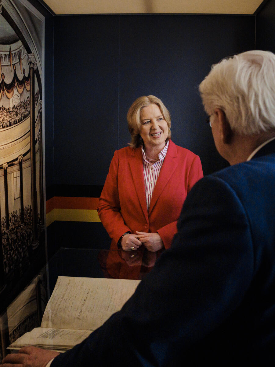 Bundestagspräsidentin Bärbel Bas (im Bild), SPD, MdB, eröffnet die Ausstellung "Odyssee einer Urkunde - Die Paulskirchenverfassung von 1849“. Hier vor dem Original der Verfassungsurkunde. Bas, Bärbel Bundestagspräsidentin Bärbel Bas (im Bild), SPD, MdB, eröffnet die Ausstellung "Odyssee einer Urkunde - Die Paulskirchenverfassung von 1849“. Hier vor dem Original der Verfassungsurkunde.