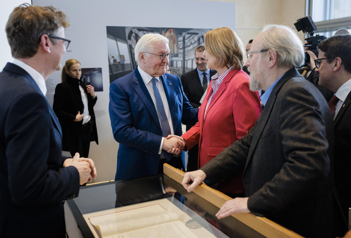 Bundestagspräsidentin Bärbel Bas, SPD, MdB, eröffnet die Ausstellung "Odyssee einer Urkunde - Die Paulskirchenverfassung von 1849“. Hier (vlnr): Ministerialrat Dr. Hilmar Sack, Fachbereichsleiter WD 1 "Geschichte, Zeitgeschichte und Politik", Bundespräsident Frank-Walter Steinmeier, Bundestagspräsidentin Bärbel Bas, SPD, MdB, und Bundestagpräsident a. D. Dr. Wolfgang Thierse. Bas, Bärbel; Steinmeier, Frank-Walter; Thierse, Wolfgang Bundestagspräsidentin Bärbel Bas, SPD, MdB, eröffnet die Ausstellung "Odyssee einer Urkunde - Die Paulskirchenverfassung von 1849“. Hier (vlnr): Ministerialrat Dr. Hilmar Sack, Fachbereichsleiter WD 1 "Geschichte, Zeitgeschichte und Politik", Bundespräsident Frank-Walter Steinmeier, Bundestagspräsidentin Bärbel Bas, SPD, MdB, und Bundestagpräsident a. D. Dr. Wolfgang Thierse.