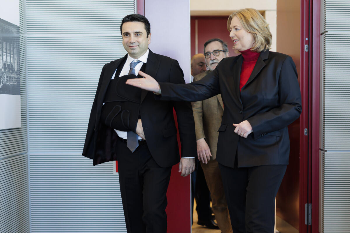 Bundestagspräsidentin Bärbel Bas (r), SPD, MdB, empfängt den Präsidenten der Nationalversammlung der Republik Armenien, Alen Simonjan (l), zum Gespräch. Bundestagspräsidentin Bärbel Bas (r), SPD, MdB, empfängt den Präsidenten der Nationalversammlung der Republik Armenien, Alen Simonjan (l), zum Gespräch.