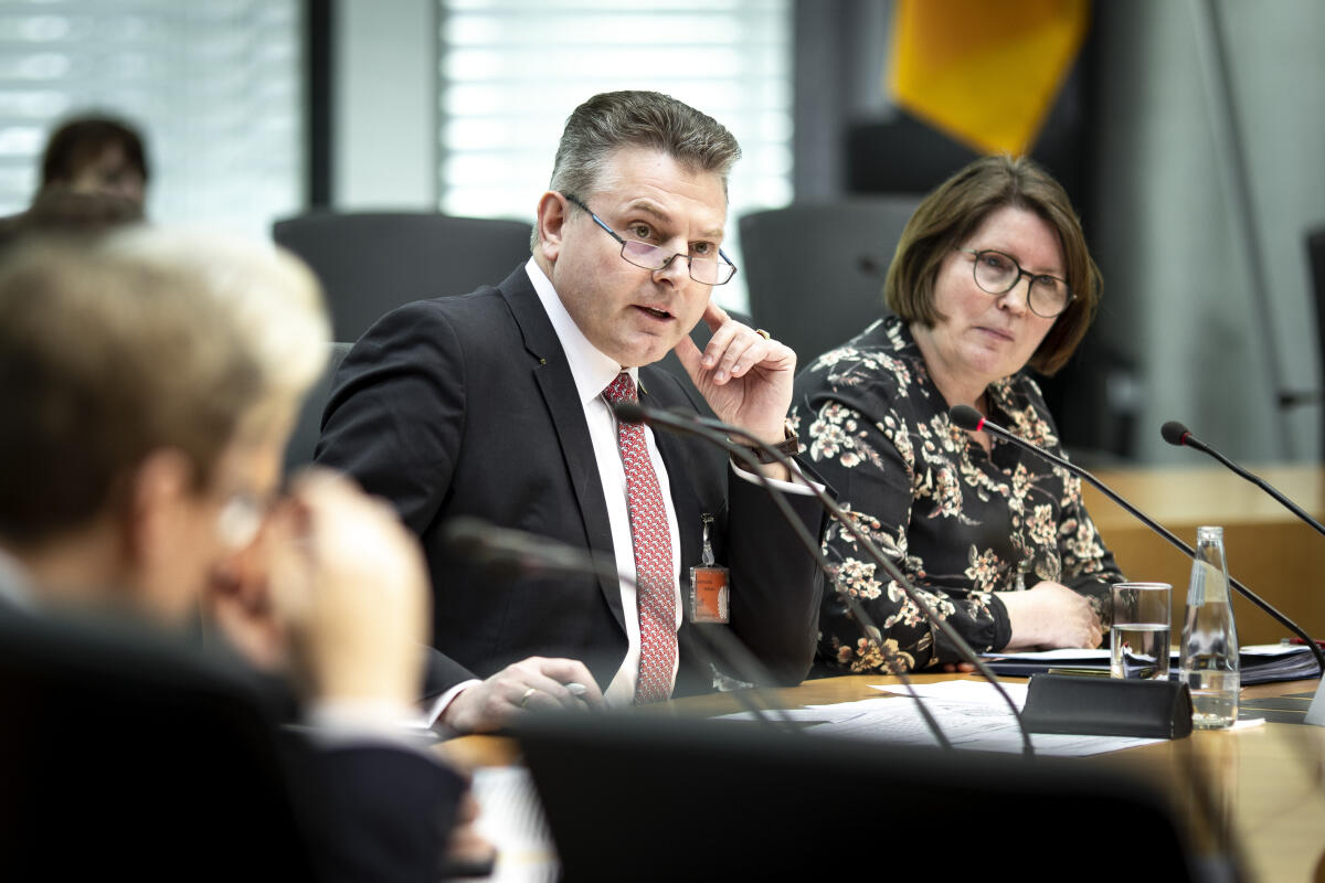 Es spricht die Begleitung der Petentin Dr. med. Sven Armbrust, Chefarzt der Klinik für Kinder- und Jugendmedizin, Dietrich-Bonhoeffer-Klinikum, Neubrandenburg im Rahmen der öffentlichen Sitzung des Petitionsausschusses zum Thema "Schließungen von Geburtshilfestationen aufgrund der Hochsetzung der Mindestfallzahl" im Anhörungssaal des Marie-Elisabeth-Lüders-Hauses. Rechts im Bild die Petentin Renate Krajewski. Armbrust, Dr. med. Sven; Krajewski, Renate Es spricht die Begleitung der Petentin Dr. med. Sven Armbrust, Chefarzt der Klinik für Kinder- und Jugendmedizin, Dietrich-Bonhoeffer-Klinikum, Neubrandenburg im Rahmen der öffentlichen Sitzung des Petitionsausschusses zum Thema "Schließungen von Geburtshilfestationen aufgrund der Hochsetzung der Mindestfallzahl" im Anhörungssaal des Marie-Elisabeth-Lüders-Hauses. Rechts im Bild die Petentin Renate Krajewski.