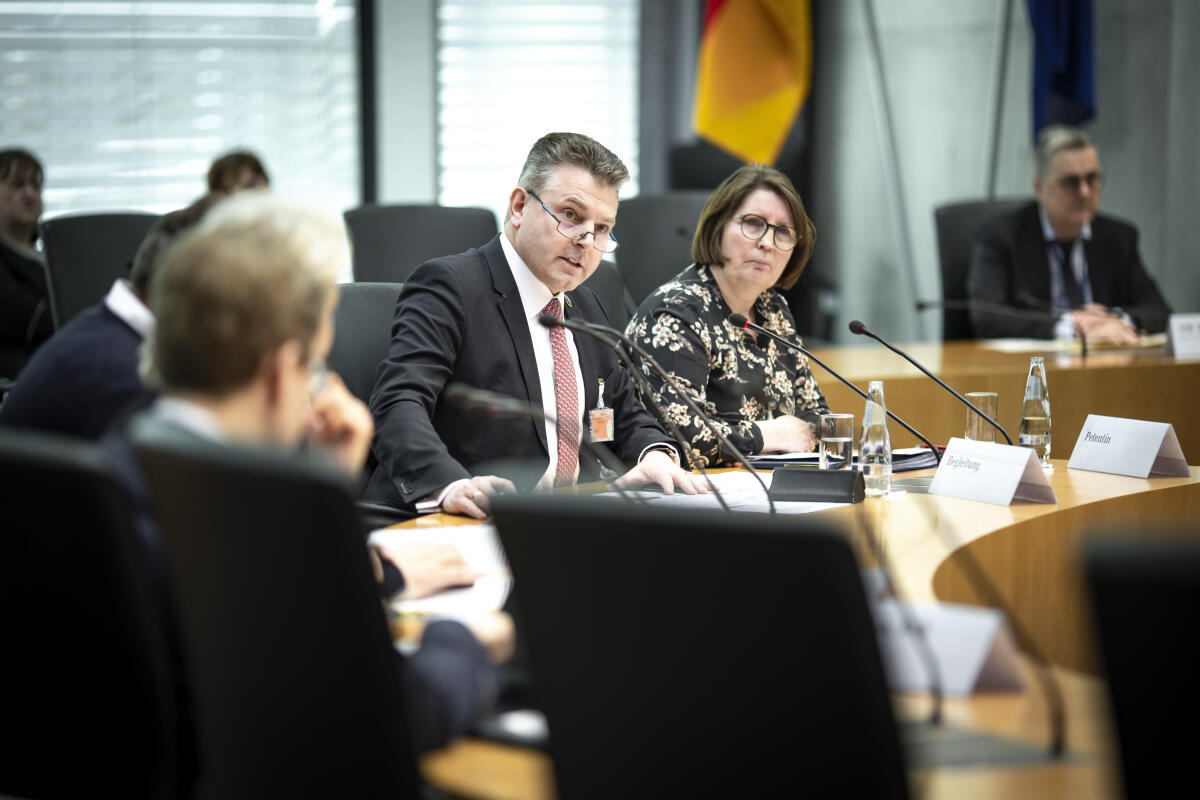 Rechts im Bild die Petentin Renate Krajewski. Es spricht die Begleitung der Petentin Dr. med. Sven Armbrust, Chefarzt der Klinik für Kinder- und Jugendmedizin, Dietrich-Bonhoeffer-Klinikum, Neubrandenburg im Rahmen der öffentlichen Sitzung des Petitionsausschusses zum Thema "Schließungen von Geburtshilfestationen aufgrund der Hochsetzung der Mindestfallzahl" im Sitzungssaal im Marie-Elisabeth-Lüders-Haus. Krajewski, Renate; Armbrust, Dr. med. Sven Rechts im Bild die Petentin Renate Krajewski. Es spricht die Begleitung der Petentin Dr. med. Sven Armbrust, Chefarzt der Klinik für Kinder- und Jugendmedizin, Dietrich-Bonhoeffer-Klinikum, Neubrandenburg im Rahmen der öffentlichen Sitzung des Petitionsausschusses zum Thema "Schließungen von Geburtshilfestationen aufgrund der Hochsetzung der Mindestfallzahl" im Sitzungssaal im Marie-Elisabeth-Lüders-Haus.