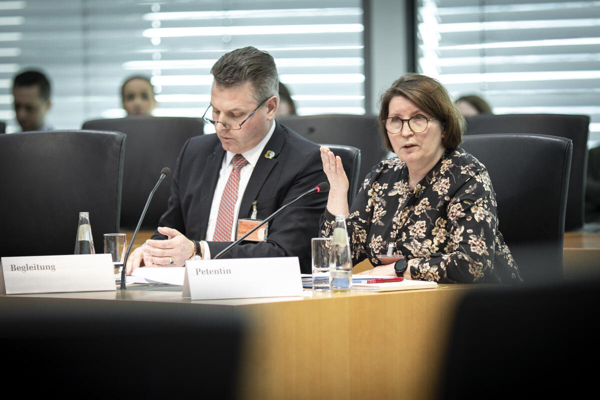 Es spricht die Petentin Renate Krajewski (r) im Rahmen der öffentlichen Sitzung des Petitionsausschusses zum Thema "Schließungen von Geburtshilfestationen aufgrund der Hochsetzung der Mindestfallzahl" im Anhörungssaal des Marie-Elisabeth-Lüders-Hauses. Links im Bild ihre Begleitung Dr. med. Sven Armbrust, Chefarzt der Klinik für Kinder- und Jugendmedizin, Dietrich-Bonhoeffer-Klinikum, Neubrandenburg. Krajewski, Renate; Armbrust, Dr. med. Sven Es spricht die Petentin Renate Krajewski (r) im Rahmen der öffentlichen Sitzung des Petitionsausschusses zum Thema "Schließungen von Geburtshilfestationen aufgrund der Hochsetzung der Mindestfallzahl" im Anhörungssaal des Marie-Elisabeth-Lüders-Hauses. Links im Bild ihre Begleitung Dr. med. Sven Armbrust, Chefarzt der Klinik für Kinder- und Jugendmedizin, Dietrich-Bonhoeffer-Klinikum, Neubrandenburg.