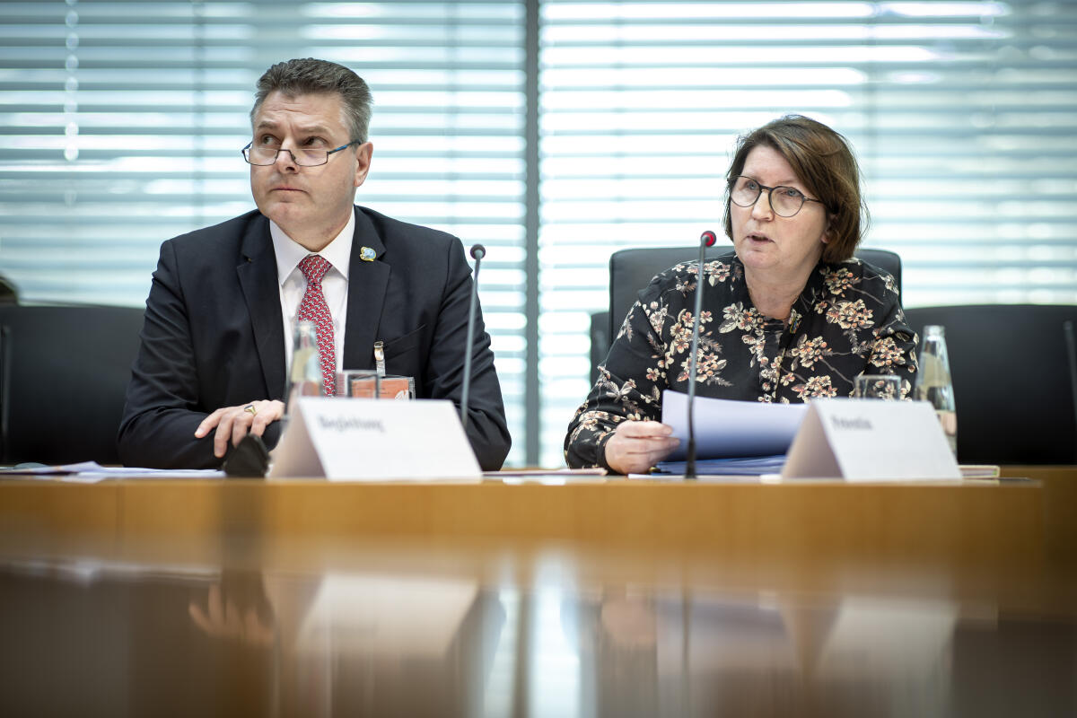Es spricht die Petentin Renate Krajewski (r) im Rahmen der öffentlichen Sitzung des Petitionsausschusses zum Thema "Schließungen von Geburtshilfestationen aufgrund der Hochsetzung der Mindestfallzahl" im Anhörungssaal des Marie-Elisabeth-Lüders-Hauses. Links im Bild ihre Begleitung Dr. med. Sven Armbrust, Chefarzt der Klinik für Kinder- und Jugendmedizin, Dietrich-Bonhoeffer-Klinikum, Neubrandenburg. Krajewski, Renate; Armbrust, Dr. med. Sven Es spricht die Petentin Renate Krajewski (r) im Rahmen der öffentlichen Sitzung des Petitionsausschusses zum Thema "Schließungen von Geburtshilfestationen aufgrund der Hochsetzung der Mindestfallzahl" im Anhörungssaal des Marie-Elisabeth-Lüders-Hauses. Links im Bild ihre Begleitung Dr. med. Sven Armbrust, Chefarzt der Klinik für Kinder- und Jugendmedizin, Dietrich-Bonhoeffer-Klinikum, Neubrandenburg.