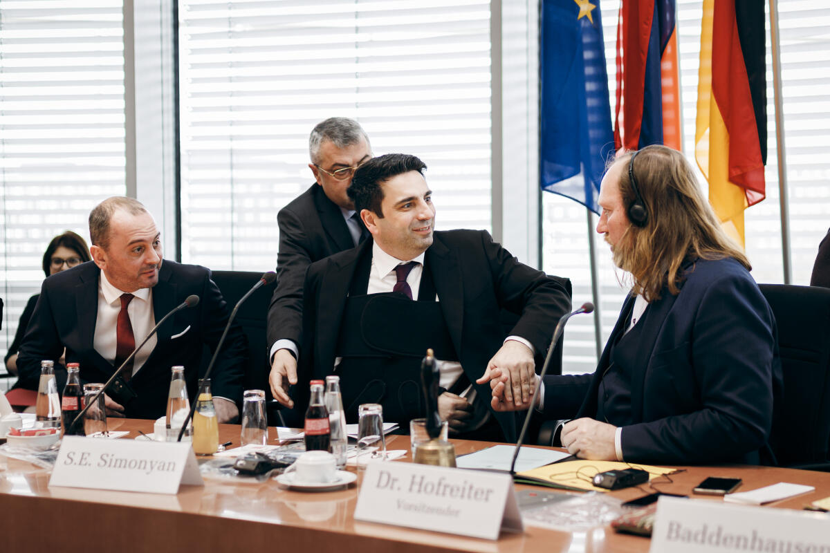 Der Präsident der Nationalversammlung der Republik Armenien, Alen Simonjan (m), zu Gast im Ausschuss für die Angelegenheiten der Europäischen Union unter Leitung des Vorsitzenden Dr. Anton Hofreiter (r), Bündnis 90/Die Grünen, MdB. Hofreiter, Anton Der Präsident der Nationalversammlung der Republik Armenien, Alen Simonjan (m), zu Gast im Ausschuss für die Angelegenheiten der Europäischen Union unter Leitung des Vorsitzenden Dr. Anton Hofreiter (r), Bündnis 90/Die Grünen, MdB.