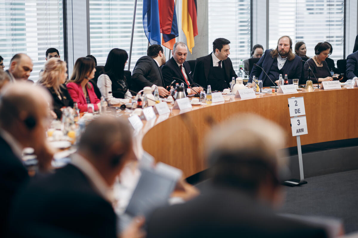 Der Präsident der Nationalversammlung der Republik Armenien, Alen Simonjan (3vr), zu Gast im Ausschuss für die Angelegenheiten der Europäischen Union unter Leitung des Vorsitzenden Dr. Anton Hofreiter (2vr), Bündnis 90/Die Grünen, MdB. Hofreiter, Anton Der Präsident der Nationalversammlung der Republik Armenien, Alen Simonjan (3vr), zu Gast im Ausschuss für die Angelegenheiten der Europäischen Union unter Leitung des Vorsitzenden Dr. Anton Hofreiter (2vr), Bündnis 90/Die Grünen, MdB.