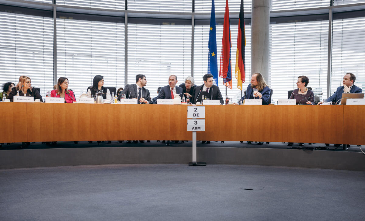 Der Präsident der Nationalversammlung der Republik Armenien, Alen Simonjan (4vr), zu Gast im Ausschuss für die Angelegenheiten der Europäischen Union unter Leitung des Vorsitzenden Dr. Anton Hofreiter (3vr), Bündnis 90/Die Grünen, MdB. Hofreiter, Anton Der Präsident der Nationalversammlung der Republik Armenien, Alen Simonjan (4vr), zu Gast im Ausschuss für die Angelegenheiten der Europäischen Union unter Leitung des Vorsitzenden Dr. Anton Hofreiter (3vr), Bündnis 90/Die Grünen, MdB.