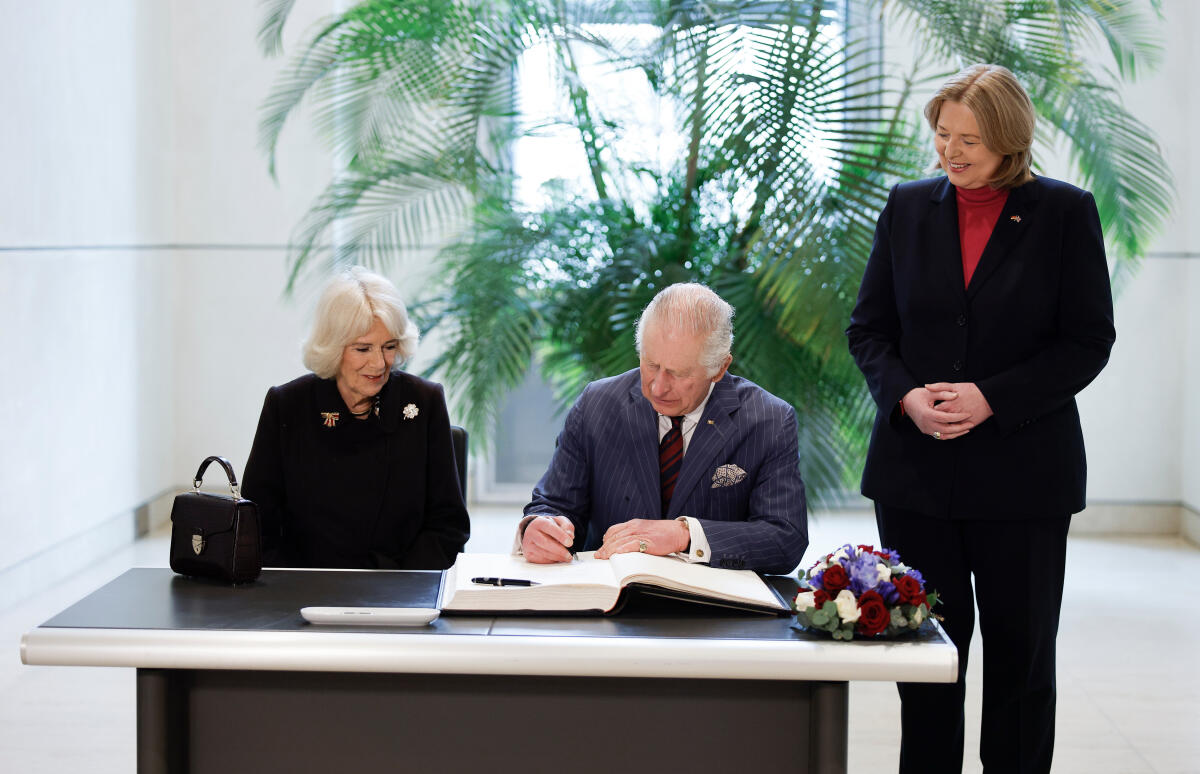 Im Rahmen des Staatsbesuchs von König Charles III. und Königingemahlin Camilla des Vereinigten Königreichs Großbritannien und Nordirland in der Bundesrepublik Deutschland hält König Charles III. im Deutschen Bundestag eine Rede. Hier König Charles III. (m) beim Eintrag ins Gästebuch mit Königingemahlin Camilla (l) und Bundestagspräsidentin Bärbel Bas (r), SPD, MdB. Bas, Bärbel Im Rahmen des Staatsbesuchs von König Charles III. und Königingemahlin Camilla des Vereinigten Königreichs Großbritannien und Nordirland in der Bundesrepublik Deutschland hält König Charles III. im Deutschen Bundestag eine Rede. Hier König Charles III. (m) beim Eintrag ins Gästebuch mit Königingemahlin Camilla (l) und Bundestagspräsidentin Bärbel Bas (r), SPD, MdB.