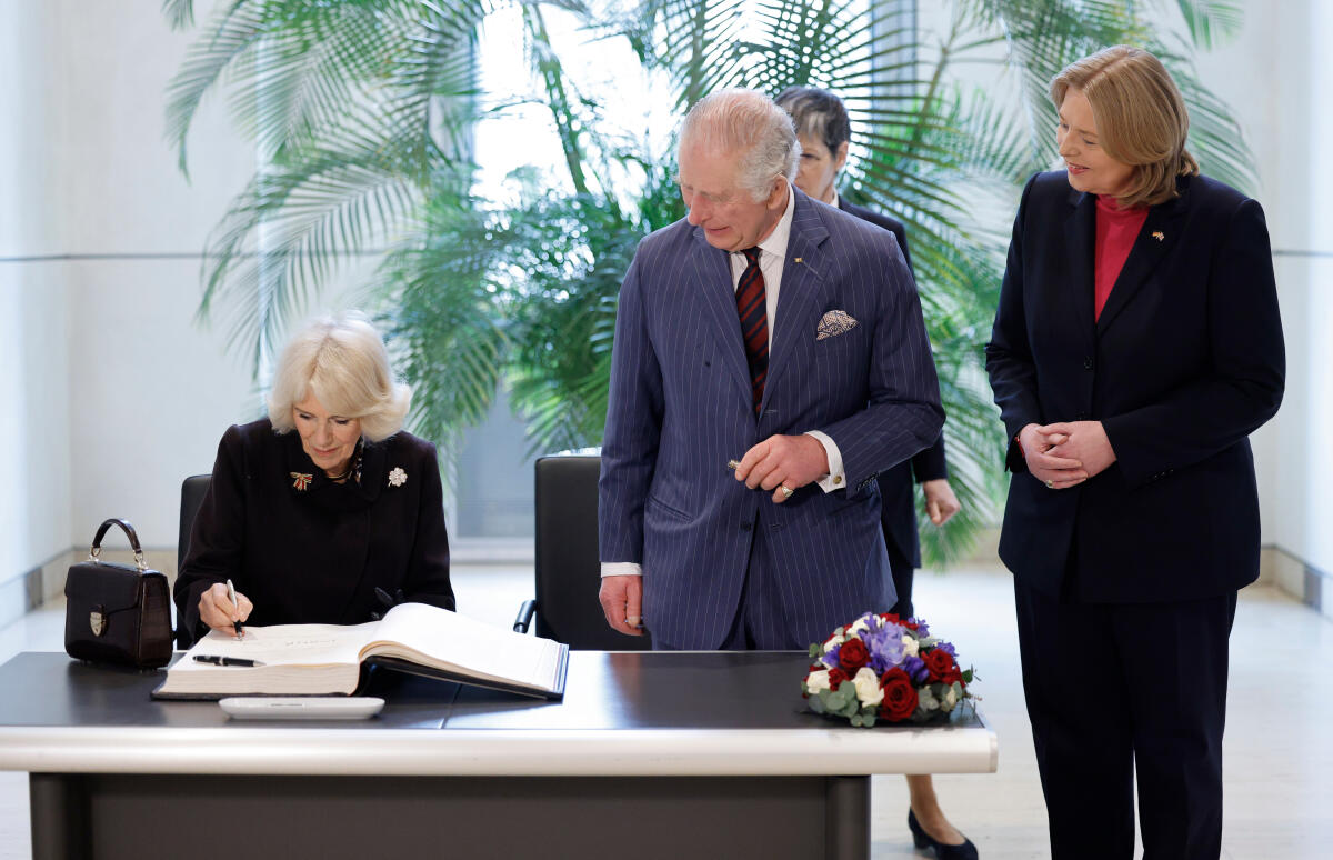 Im Rahmen des Staatsbesuchs von König Charles III. und Königingemahlin Camilla des Vereinigten Königreichs Großbritannien und Nordirland in der Bundesrepublik Deutschland hält König Charles III. im Deutschen Bundestag eine Rede. Hier Königingemahlin Camilla (l) beim Eintrag ins Gästebuch mit König Charles III. (m) und Bundestagspräsidentin Bärbel Bas (r), SPD, MdB. Bas, Bärbel Im Rahmen des Staatsbesuchs von König Charles III. und Königingemahlin Camilla des Vereinigten Königreichs Großbritannien und Nordirland in der Bundesrepublik Deutschland hält König Charles III. im Deutschen Bundestag eine Rede. Hier Königingemahlin Camilla (l) beim Eintrag ins Gästebuch mit König Charles III. (m) und Bundestagspräsidentin Bärbel Bas (r), SPD, MdB.