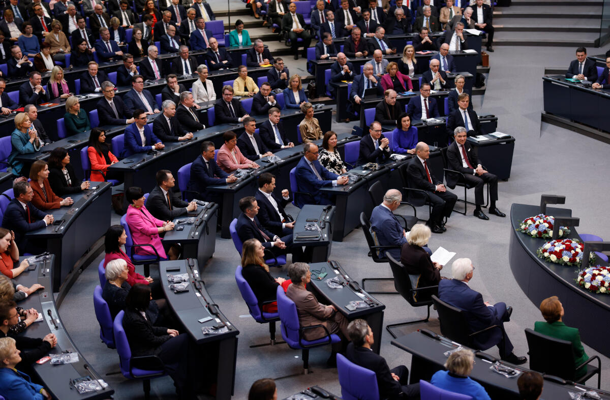 Im Rahmen des Staatsbesuchs von König Charles III. und Königingemahlin Camilla des Vereinigten Königreichs Großbritannien und Nordirland in der Bundesrepublik Deutschland hält König Charles III. im Deutschen Bundestag eine Rede. Blick ins Plenum auf die Sonderstuhlreihe. Blick ins Plenum während der Ansprache von Bundestagspräsidentin Bärbel Bas, SPD, MdB. Im Rahmen des Staatsbesuchs von König Charles III. und Königingemahlin Camilla des Vereinigten Königreichs Großbritannien und Nordirland in der Bundesrepublik Deutschland hält König Charles III. im Deutschen Bundestag eine Rede. Blick ins Plenum auf die Sonderstuhlreihe. Blick ins Plenum während der Ansprache von Bundestagspräsidentin Bärbel Bas, SPD, MdB.