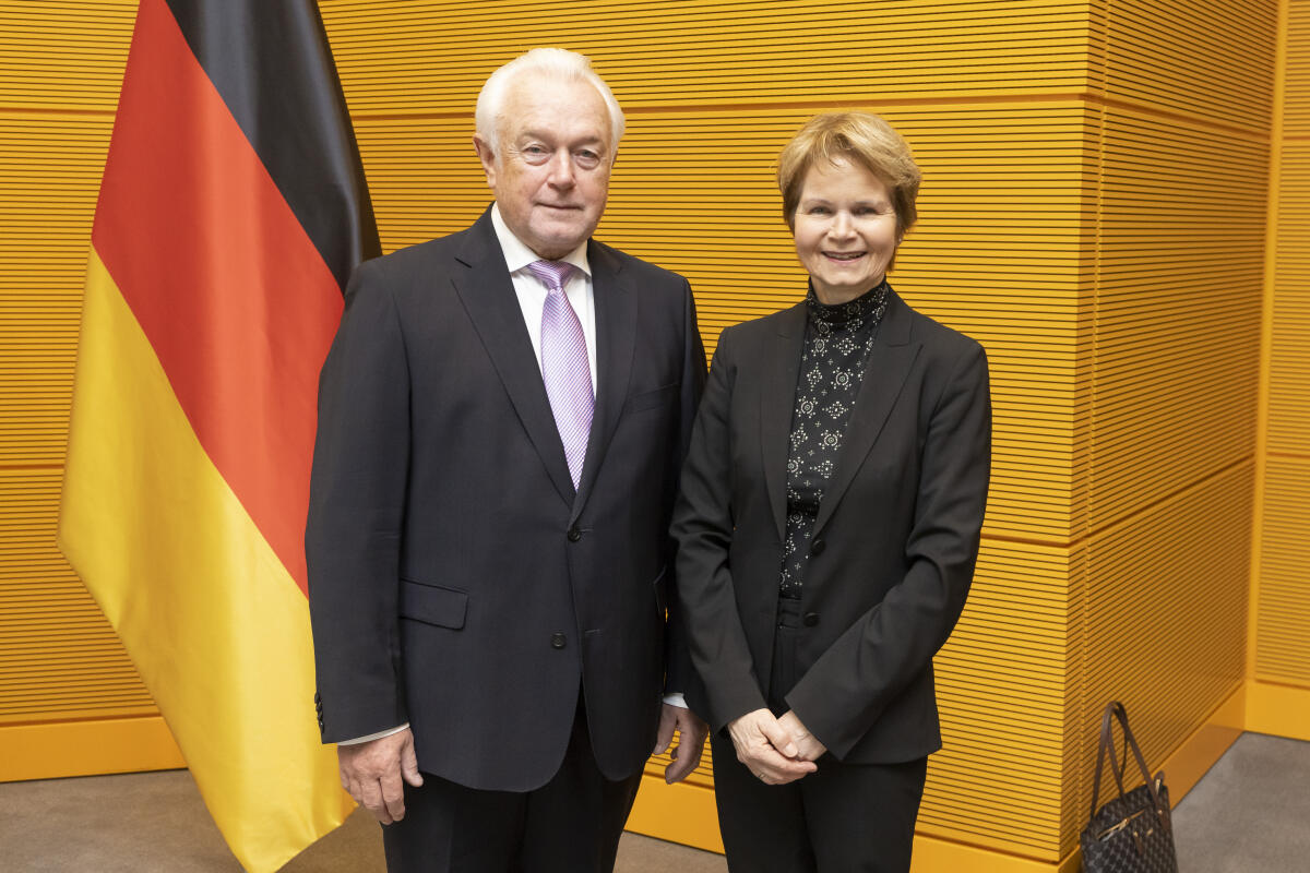 Bundestagsvizepräsident Wolfgang Kubicki (l), FDP, MdB, empfängt die Ständeratspräsidentin der Schweizerischen Eidgenossenschaft, Brigitte Häberli-Koller (r) zu einem Gespräch. Kubicki, Wolfgang Bundestagsvizepräsident Wolfgang Kubicki (l), FDP, MdB, empfängt die Ständeratspräsidentin der Schweizerischen Eidgenossenschaft, Brigitte Häberli-Koller (r) zu einem Gespräch.