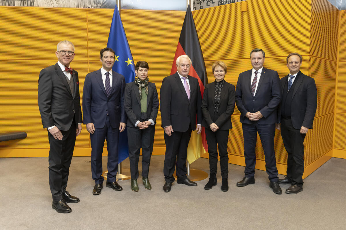 Bundestagsvizepräsident Wolfgang Kubicki, FDP, MdB, empfängt die Ständeratspräsidentin der Schweizerischen Eidgenossenschaft, Brigitte Häberli-Koller zu einem Gespräch.; Gruppenbild (vlnr): Paul Seger, Andrea Caroni, Lisa Mazzone, Bundestagsvizepräsident Wolfgang Kubicki, FDP, MdB, Brigitte Häberli-Koller, Werner Salzmann, Stefan Engler. ; Kubicki, Wolfgang Bundestagsvizepräsident Wolfgang Kubicki, FDP, MdB, empfängt die Ständeratspräsidentin der Schweizerischen Eidgenossenschaft, Brigitte Häberli-Koller zu einem Gespräch.; Gruppenbild (vlnr): Paul Seger, Andrea Caroni, Lisa Mazzone, Bundestagsvizepräsident Wolfgang Kubicki, FDP, MdB, Brigitte Häberli-Koller, Werner Salzmann, Stefan Engler. ;