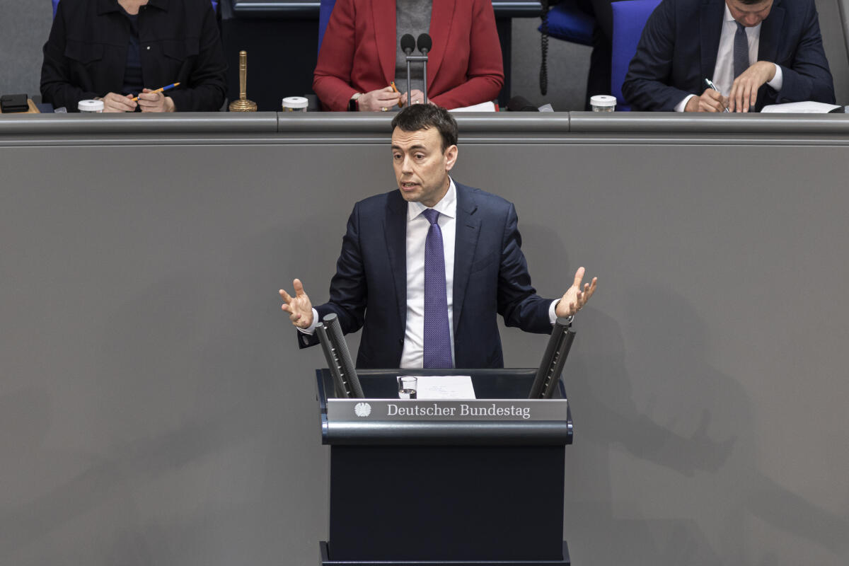 Dr. Nils Schmid, SPD, MdB, hält eine Rede zu TOP 21 „Nationale Sicherheitsstrategie für Deutschland“ im Plenum. Schmid, Nils Dr. Nils Schmid, SPD, MdB, hält eine Rede zu TOP 21 „Nationale Sicherheitsstrategie für Deutschland“ im Plenum.