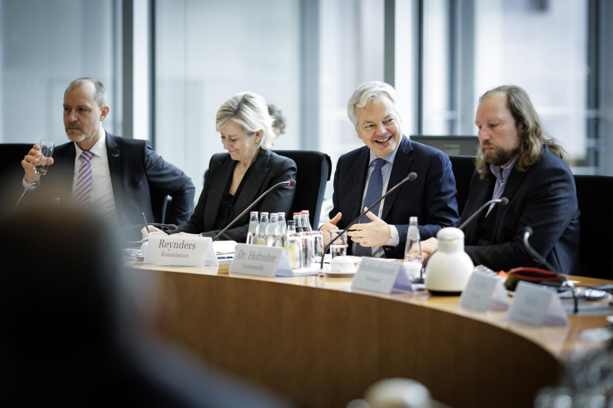 EU-Kommissar für Justiz Didier Reynders (2vr) zu Gast im Ausschuss für die Angelegenheiten der Europäischen Union unter Leitung des Vorsitzenden Dr. Anton Hofreiter (r), Bündnis 90/Die Grünen, MdB. Hofreiter, Anton EU-Kommissar für Justiz Didier Reynders (2vr) zu Gast im Ausschuss für die Angelegenheiten der Europäischen Union unter Leitung des Vorsitzenden Dr. Anton Hofreiter (r), Bündnis 90/Die Grünen, MdB.