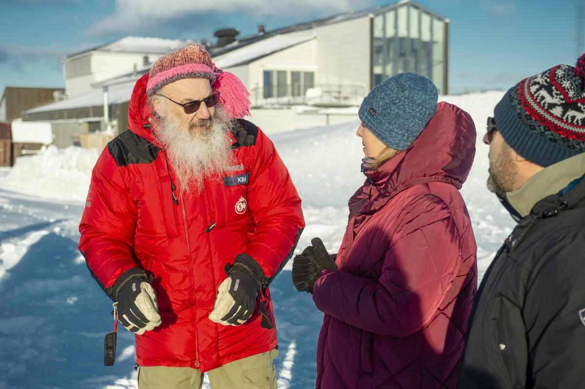 Bundestagspräsidentin Bärbel Bas (m), SPD, MdB, besucht Norwegen und Finnland. Hier beim Briefing durch Kim Holmén (l), Direktor beim norwegischen Polarinstitut, mit dem Präsidenten des Stortings des Königreichs Norwegen, Masud Gharahkhani (r). Gharahkhani, Masud; Bas, Bärbel Bundestagspräsidentin Bärbel Bas (m), SPD, MdB, besucht Norwegen und Finnland. Hier beim Briefing durch Kim Holmén (l), Direktor beim norwegischen Polarinstitut, mit dem Präsidenten des Stortings des Königreichs Norwegen, Masud Gharahkhani (r).