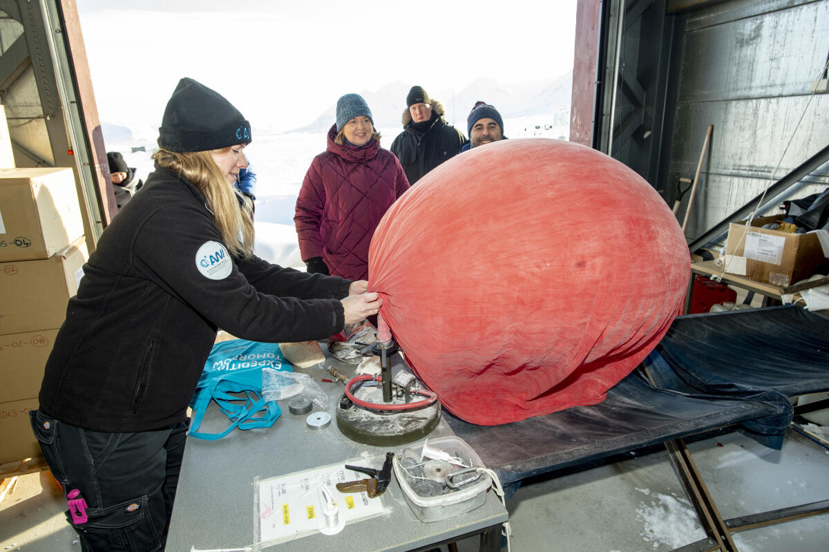 Bundestagspräsidentin Bärbel Bas (2vl), SPD, MdB, besucht Norwegen und Finnland. Hier bei der Vorbereitung des Starts eines Wetterballons von der französisch-deutschen Forschungsstation AWIPEV mit dem Präsidenten des Stortings des Königreichs Norwegen, Masud Gharahkhani (r), und dem Gouverneur von Svalbard, Lars Fause (2vr). Bas, Bärbel; Gharahkhani, Masud Bundestagspräsidentin Bärbel Bas (2vl), SPD, MdB, besucht Norwegen und Finnland. Hier bei der Vorbereitung des Starts eines Wetterballons von der französisch-deutschen Forschungsstation AWIPEV mit dem Präsidenten des Stortings des Königreichs Norwegen, Masud Gharahkhani (r), und dem Gouverneur von Svalbard, Lars Fause (2vr).