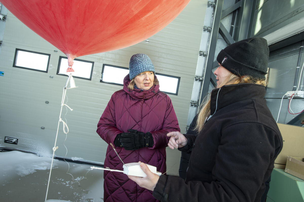 Bundestagspräsidentin Bärbel Bas (l), SPD, MdB, besucht Norwegen und Finnland. Hier bei der Vorbereitung des Starts eines Wetterballons von der französisch-deutschen Forschungsstation AWIPEV. Bas, Bärbel Bundestagspräsidentin Bärbel Bas (l), SPD, MdB, besucht Norwegen und Finnland. Hier bei der Vorbereitung des Starts eines Wetterballons von der französisch-deutschen Forschungsstation AWIPEV.