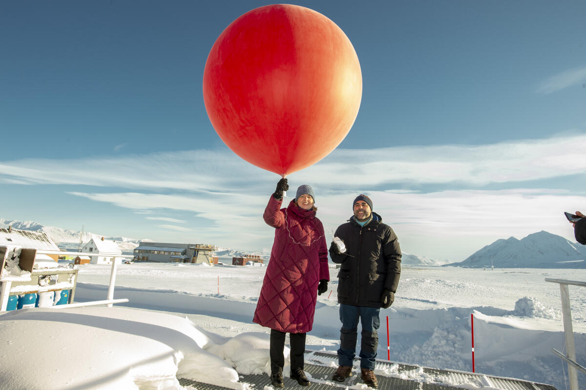 Bundestagspräsidentin Bärbel Bas (l), SPD, MdB, besucht Norwegen und Finnland. Hier bei dem Start eines Wetterballons von der französisch-deutschen Forschungsstation AWIPEV mit dem Präsidenten des Stortings des Königreichs Norwegen, Masud Gharahkhani (r). Bas, Bärbel; Gharahkhani, Masud Bundestagspräsidentin Bärbel Bas (l), SPD, MdB, besucht Norwegen und Finnland. Hier bei dem Start eines Wetterballons von der französisch-deutschen Forschungsstation AWIPEV mit dem Präsidenten des Stortings des Königreichs Norwegen, Masud Gharahkhani (r).