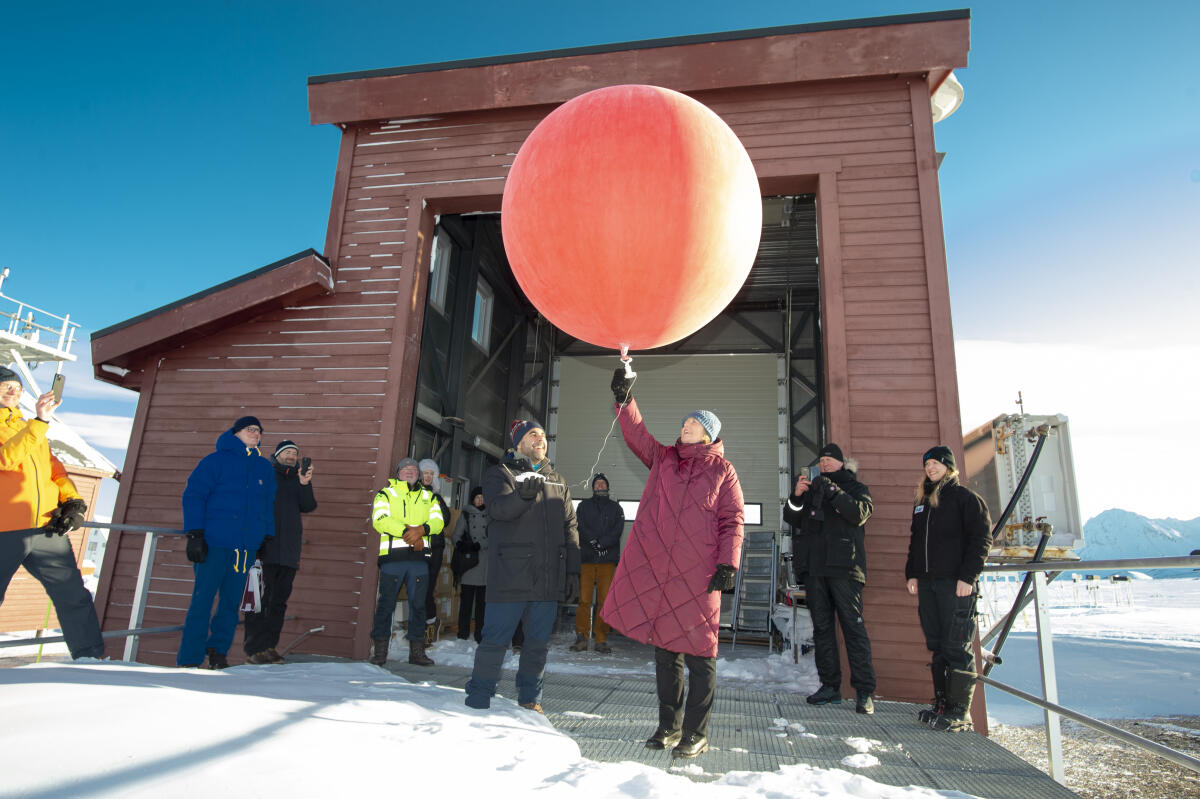 Bundestagspräsidentin Bärbel Bas (3vr), SPD, MdB, besucht Norwegen und Finnland. Hier bei dem Start eines Wetterballons von der französisch-deutschen Forschungsstation AWIPEV mit dem Präsidenten des Stortings des Königreichs Norwegen, Masud Gharahkhani (4vr), und dem Gouverneur von Svalbard, Lars Fause (2vr). Bas, Bärbel; Gharahkhani, Masud Bundestagspräsidentin Bärbel Bas (3vr), SPD, MdB, besucht Norwegen und Finnland. Hier bei dem Start eines Wetterballons von der französisch-deutschen Forschungsstation AWIPEV mit dem Präsidenten des Stortings des Königreichs Norwegen, Masud Gharahkhani (4vr), und dem Gouverneur von Svalbard, Lars Fause (2vr).