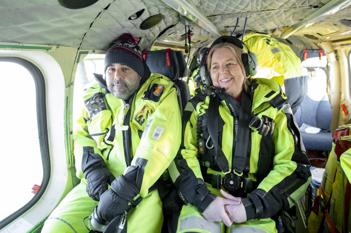 Bundestagspräsidentin Bärbel Bas (r), SPD, MdB, besucht Norwegen und Finnland. Hier mit dem Präsidenten des Stortings des Königreichs Norwegen, Masud Gharahkhani (l), im Hubschrauber nach Ny-Ålesund. Bas, Bärbel; Gharahkhani, Masud Bundestagspräsidentin Bärbel Bas (r), SPD, MdB, besucht Norwegen und Finnland. Hier mit dem Präsidenten des Stortings des Königreichs Norwegen, Masud Gharahkhani (l), im Hubschrauber nach Ny-Ålesund.