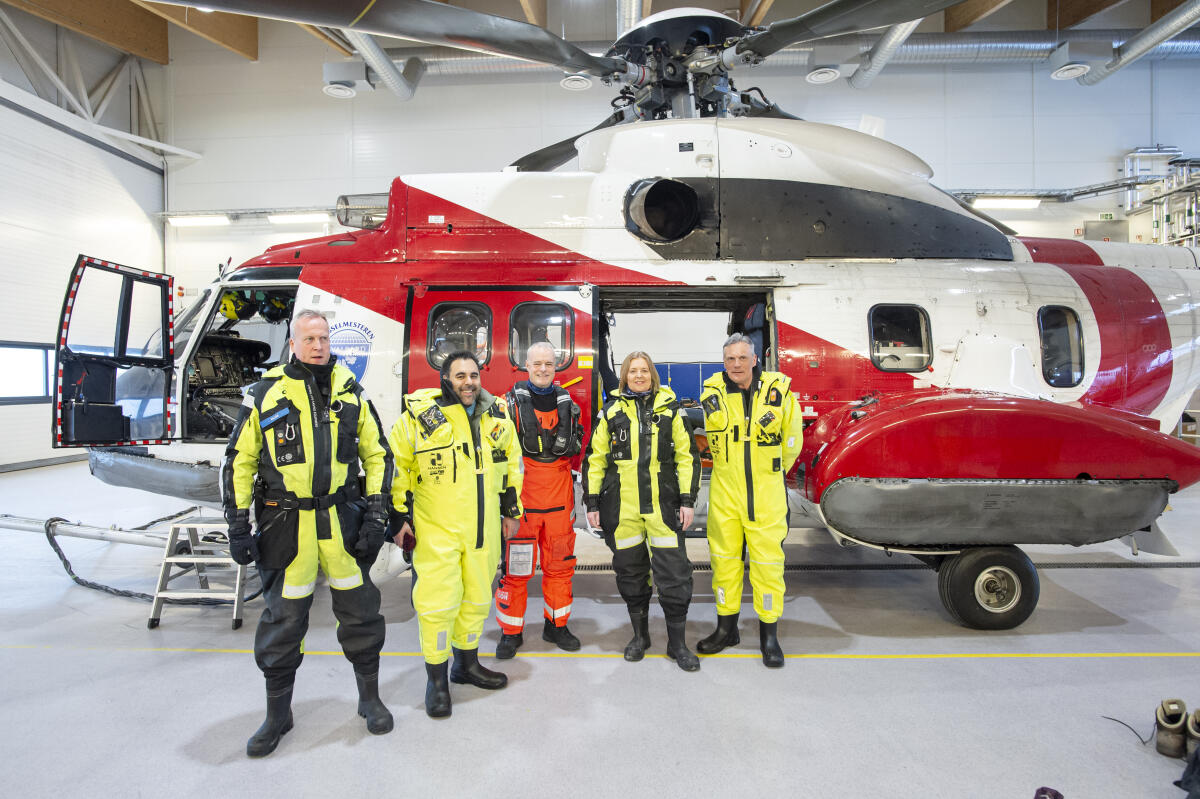 Bundestagspräsidentin Bärbel Bas (2vr), SPD, MdB, besucht Norwegen und Finnland. Hier vor dem Abflug mit dem Hubschrauber nach Ny-Ålesund mit dem Präsidenten des Stortings des Königreichs Norwegen, Masud Gharahkhani (2vl), dem Gouverneur von Svalbard, Lars Fause (l) sowie dem Botschafter der Bundesrepublik Deutschland in Norwegen, Dr. Detlef Wächter (r). Bas, Bärbel; Gharahkhani, Masud Bundestagspräsidentin Bärbel Bas (2vr), SPD, MdB, besucht Norwegen und Finnland. Hier vor dem Abflug mit dem Hubschrauber nach Ny-Ålesund mit dem Präsidenten des Stortings des Königreichs Norwegen, Masud Gharahkhani (2vl), dem Gouverneur von Svalbard, Lars Fause (l) sowie dem Botschafter der Bundesrepublik Deutschland in Norwegen, Dr. Detlef Wächter (r).